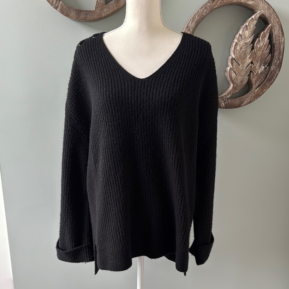 Neiman Marcus Black V-Neck Sweater. Size XL